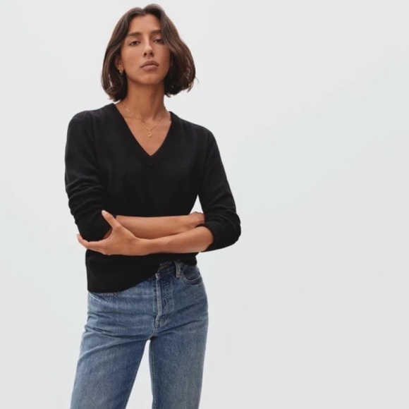 Everlane -The Cashmere V-Neck Sweater in True Black - Picture 2 of 11